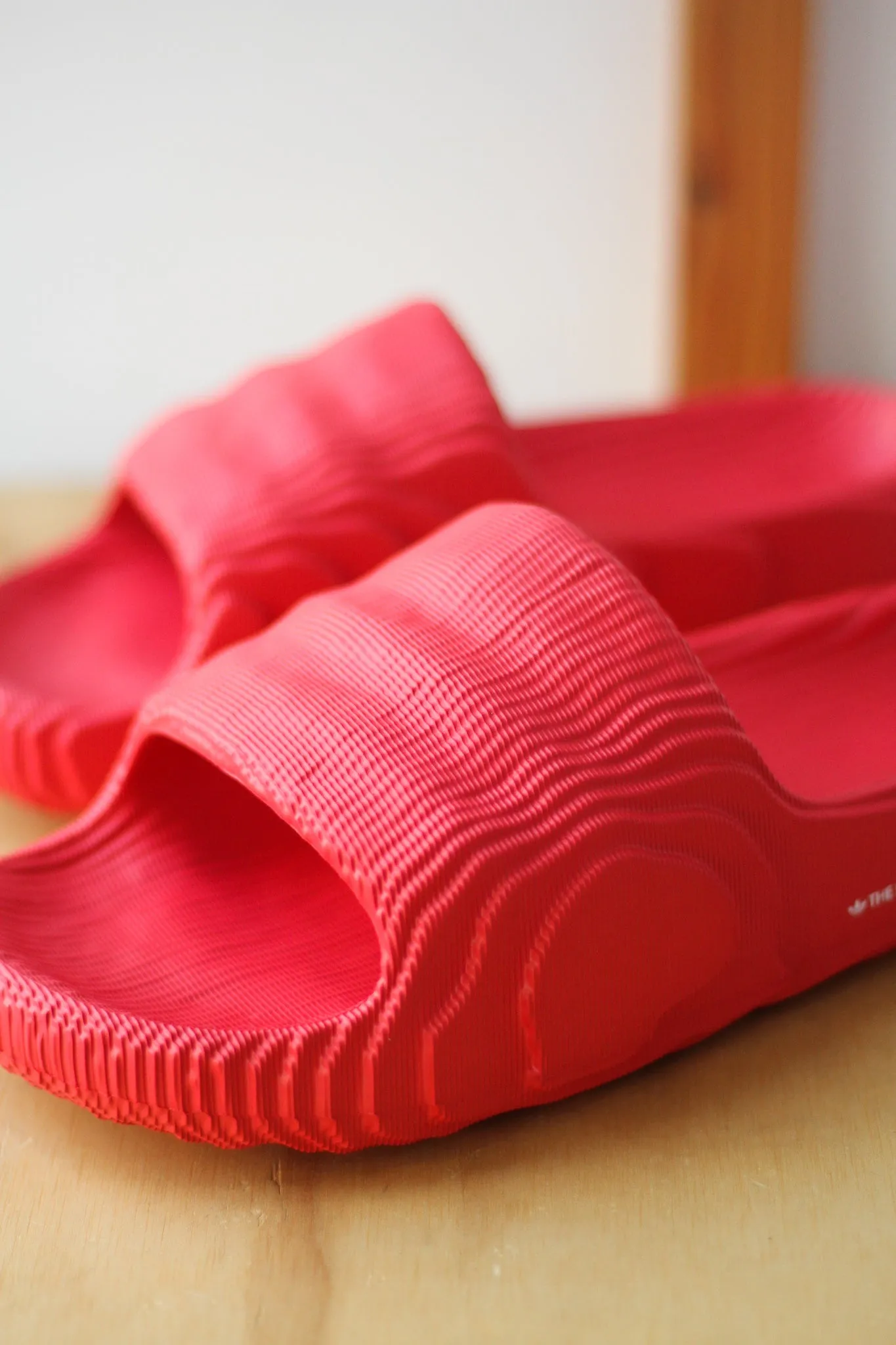 ADILETTE 22 "BETTER SCARLET"