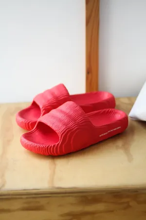 ADILETTE 22 "BETTER SCARLET"