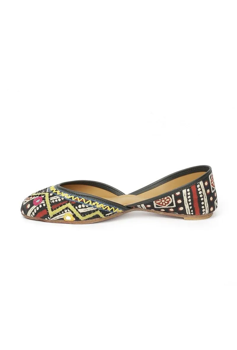 Black Kutch Embroidered Juttis